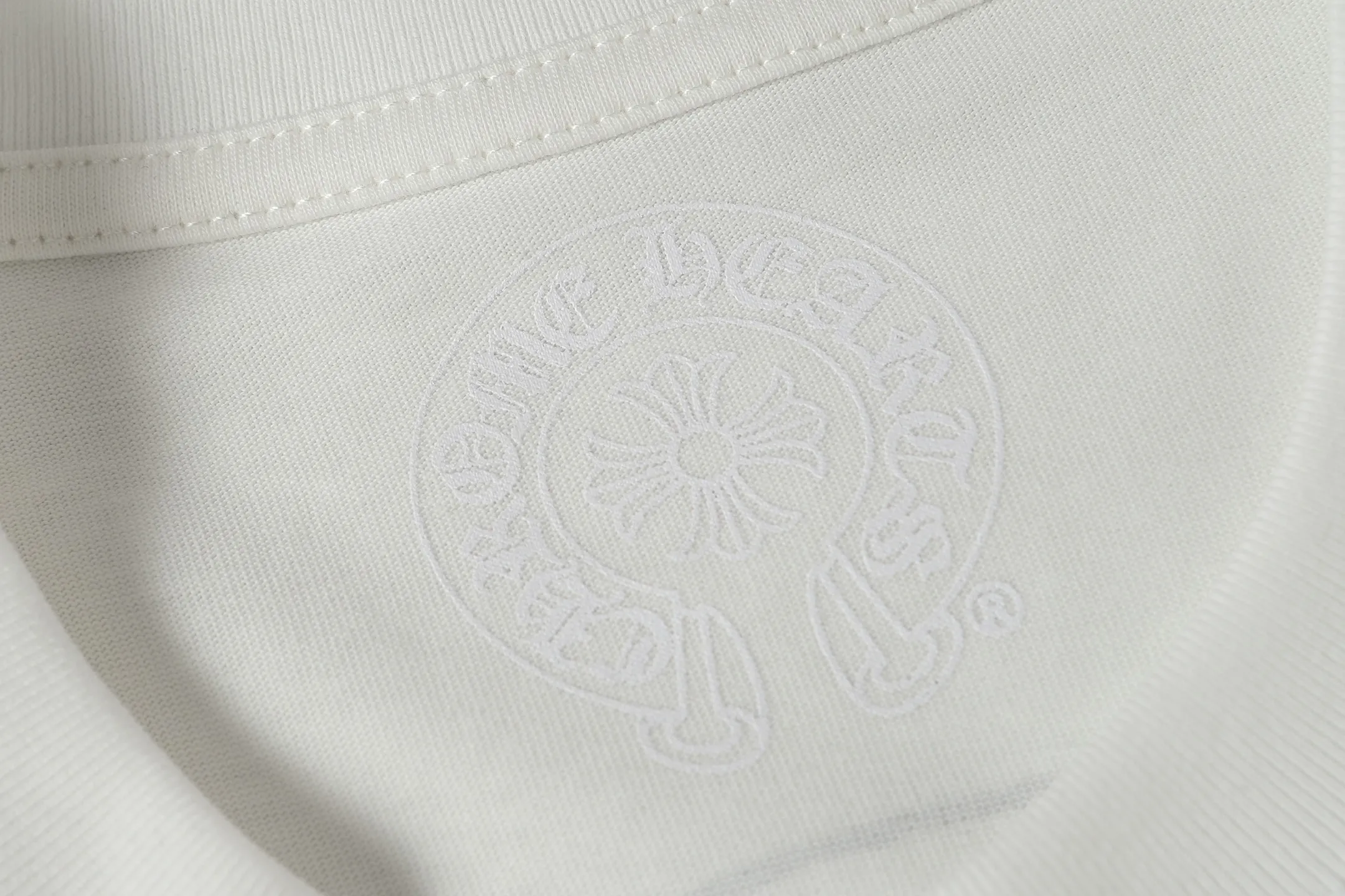 P140 Cross-border model, please do not place an order if you are pursuing quality -Chrome Hearts/Chrome Hearts 24ss classic horseshoe print popular short-sleeved T-shirt -High weight, high density and high quality. The wool is soft, delicate and skin-friendly. It feels soft and silky. It has excellent warmth and skin-friendly properties. -Customized weaving and dyeing, no color difference. No matter the fabric or workmanship details, it beats the ordinary version on the market. -Colour: black white -Size: S M L XL